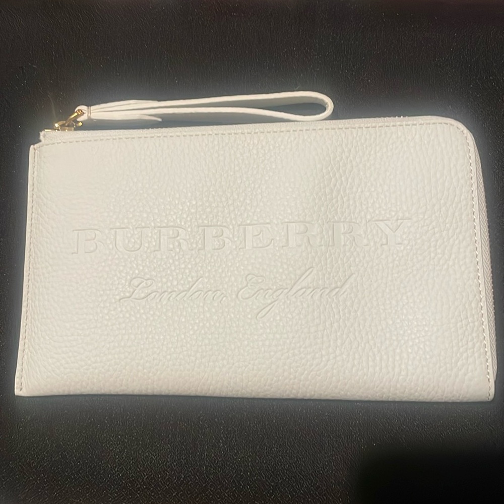BNWT BURBERRY Embossed Leather Travel Wallet In WHITE